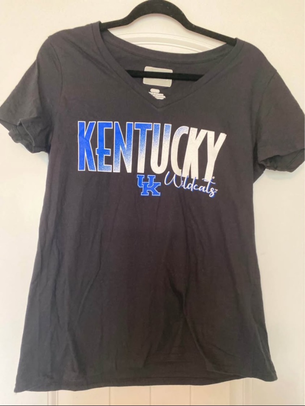 Kentucky Wildcats Women's Black Graphic V-Neck T-Shirt